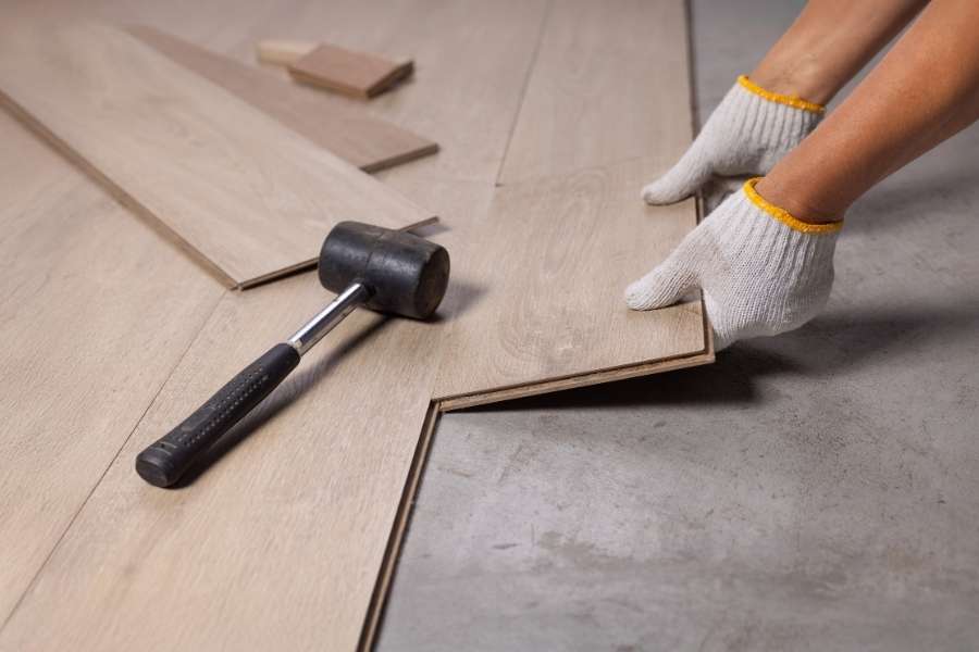 Pose de parquet en bois illustrant le choix parquet ou carrelage pour un revêtement de sol