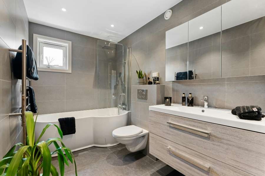 Un WC suspendu moderne installé dans une salle de bain élégante au design épuré.