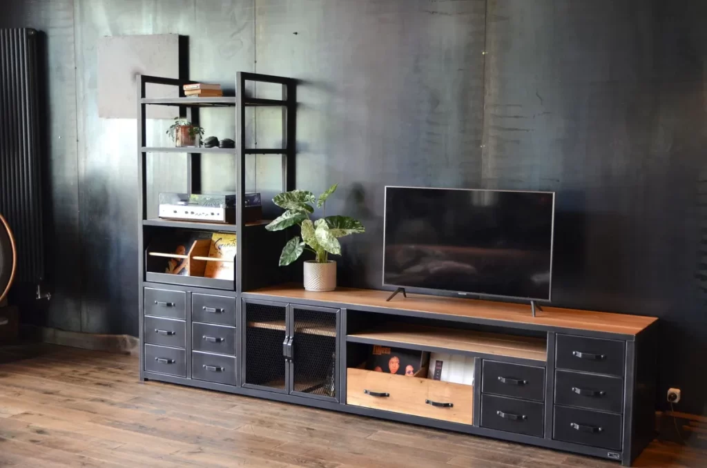 Meuble TV industriel fabriqué à la commande avec étagères en métal et bois massif